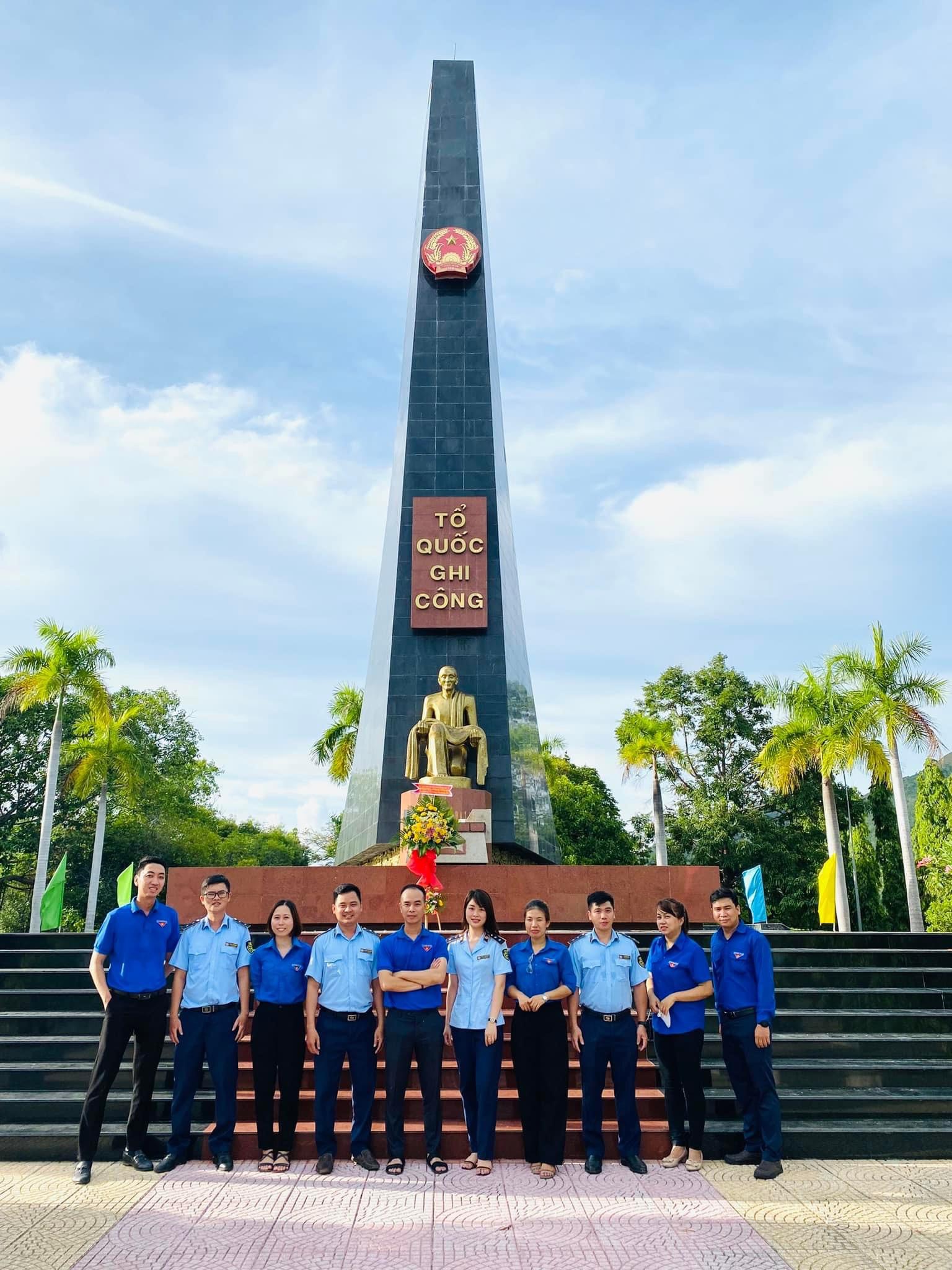 Chiều ngày 22/7/2022, Cục Quản lý thị trường tỉnh Khánh Hoà phối hợp cùng với Chi đoàn Sở Nội vụ (đơn vị chủ trì) và Chi đoàn Sở Khoa học & Công nghệ, đến viếng và dâng hương, dâng hoa tại Nghĩa trang Hòn Dung.