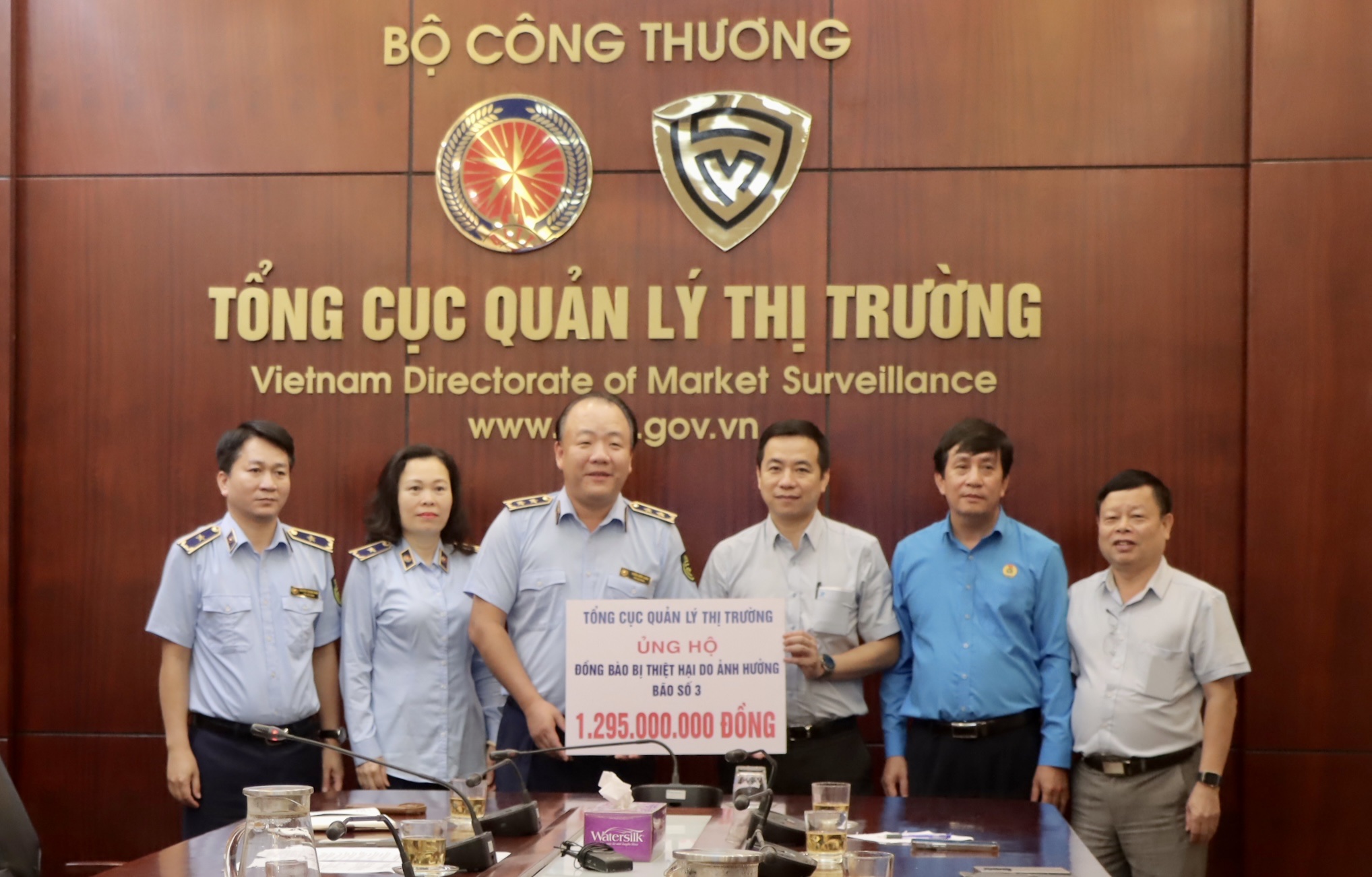 Lực lượng Quản lý thị trường quyên góp hơn 2,3 tỷ đồng ủng hộ người dân bị ảnh hưởng bởi bão, lũ