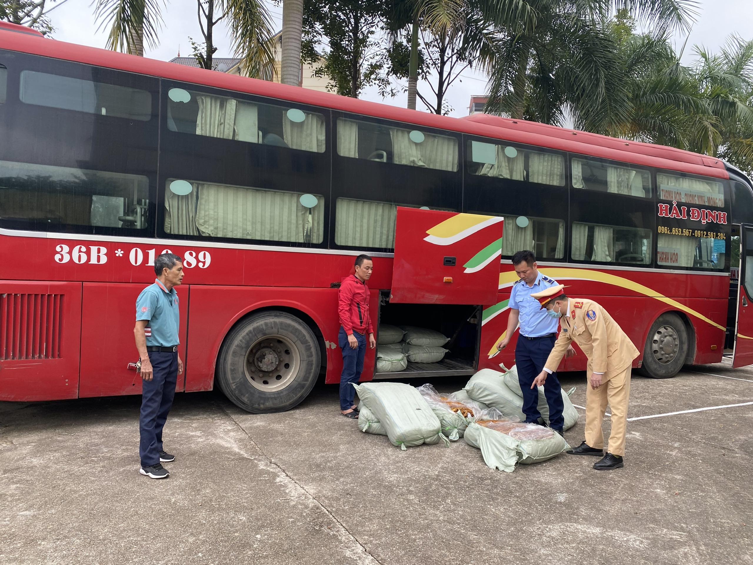 Sử dụng sản phẩm ẩm mốc hoặc thối là một trong những sai lầm thường gặp khi sử dụng sơn nước. Để tránh tình trạng này, hãy xem những hình ảnh về sản phẩm bị ảnh hưởng bởi sơn nước bị thối, cũng như những biện pháp khắc phục.