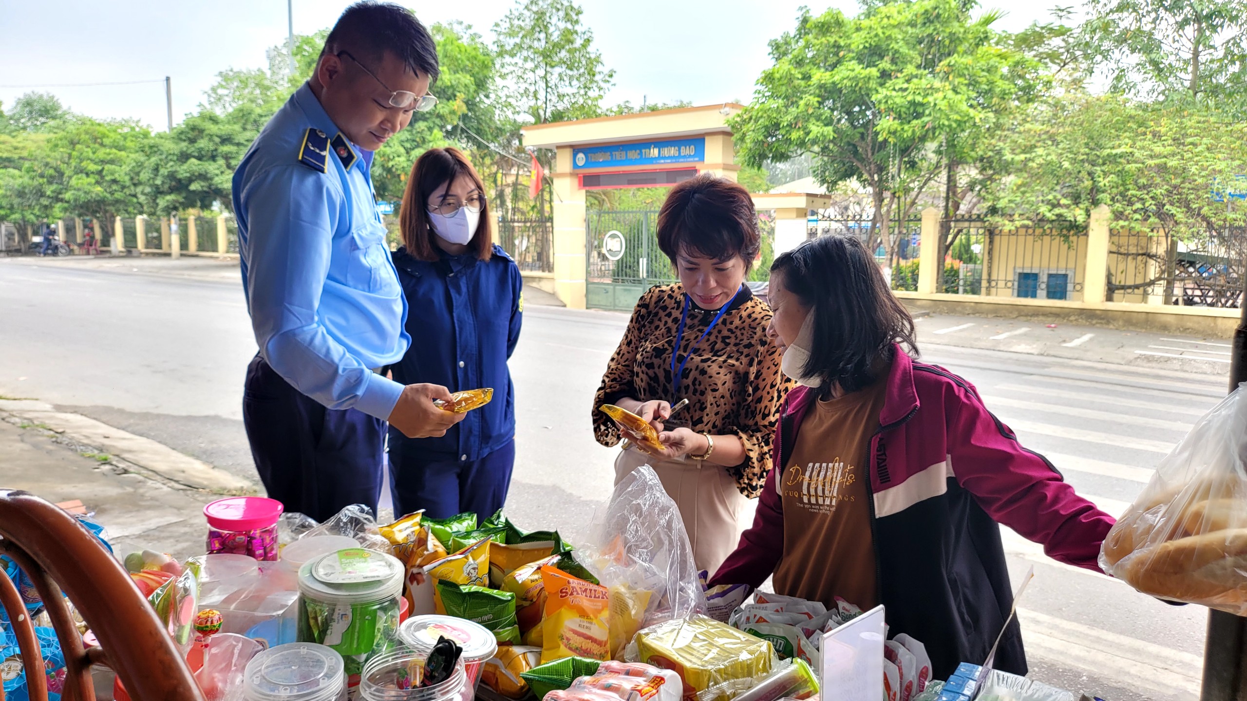 Quảng Ninh: Quyết liệt xử lý hàng hóa không rõ nguồn gốc xung quanh trường học - Ảnh 6