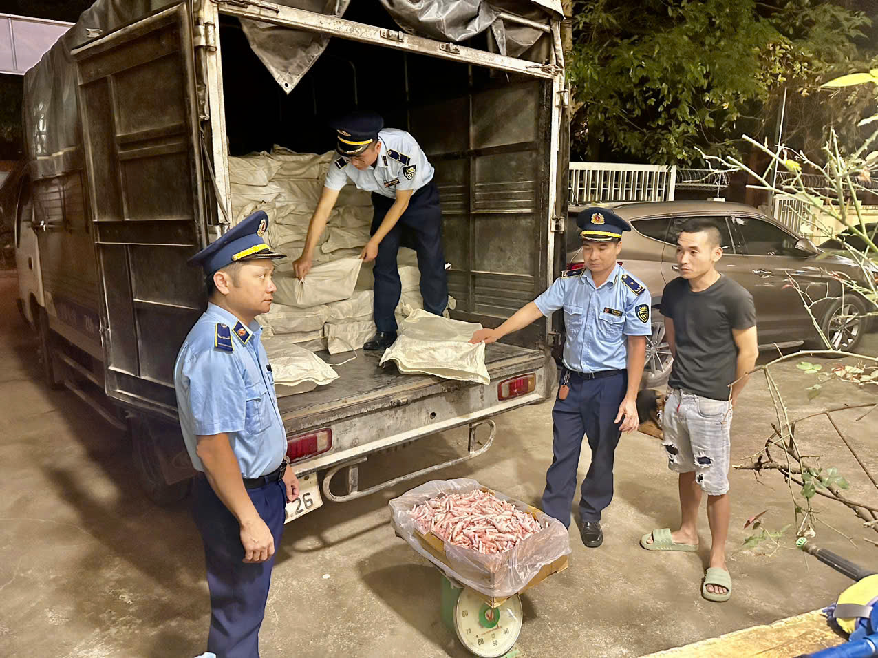 Lạng Sơn: Kịp thời ngăn chặn 960 kg chân gà đông lạnh nhập lậu trên địa bàn huyện Lộc Bình