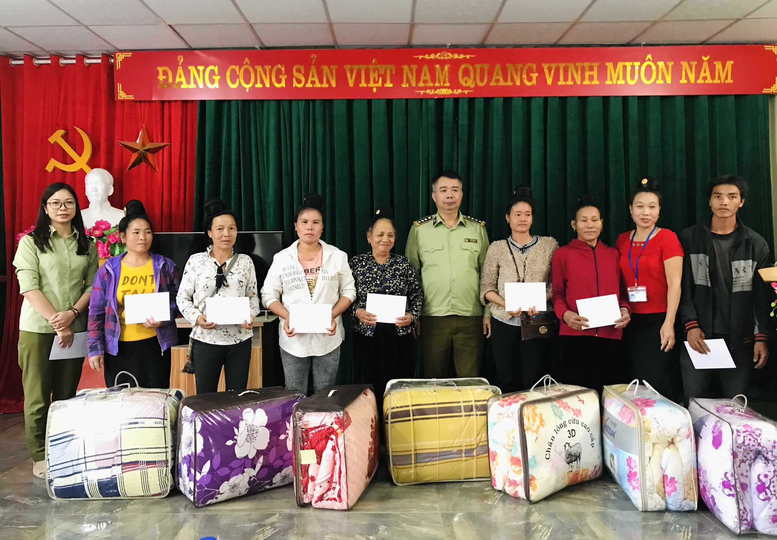 Cục QLTT tỉnh Sơn La tổ chức thăm, tặng quà cho hộ nghèo ...