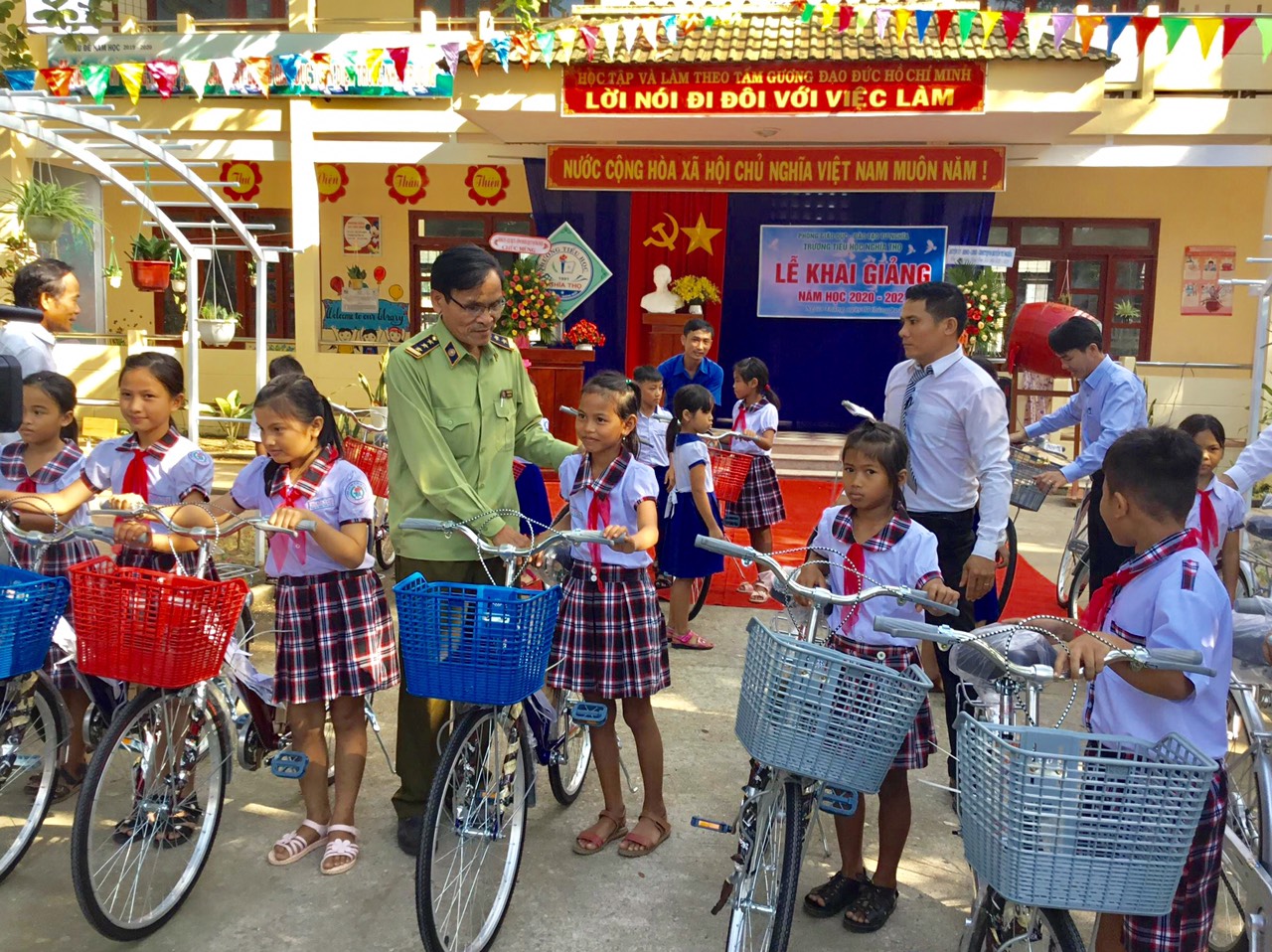 Hãy cùng nhau đến trường trong bức ảnh này để chứng kiến một môi trường học tập vui tươi và đầy năng lượng. Tình bạn của các em học sinh sẽ khiến bạn cảm thấy ấm lòng.