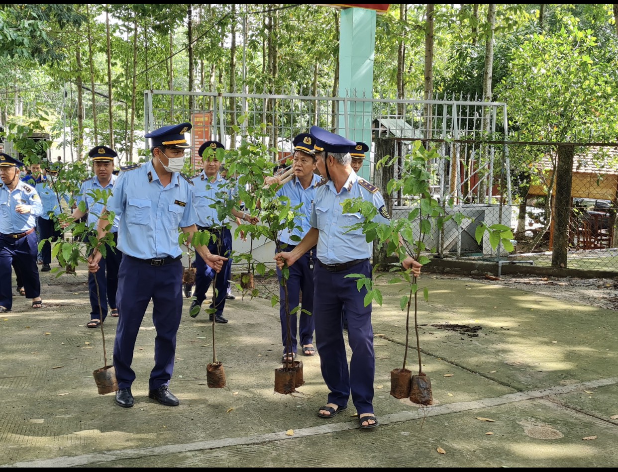 Cục QLTT Bà Rịa - Vũng Tàu hưởng ứng, thực hiện “Tết trồng cây đời ...