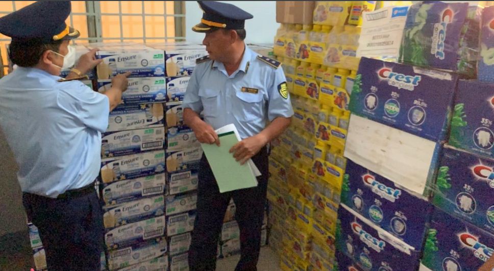 Long An: Tạm giữ gần 1.000 hộp sữa Ensure, Similac, Enfagrow nghi nhập lậu