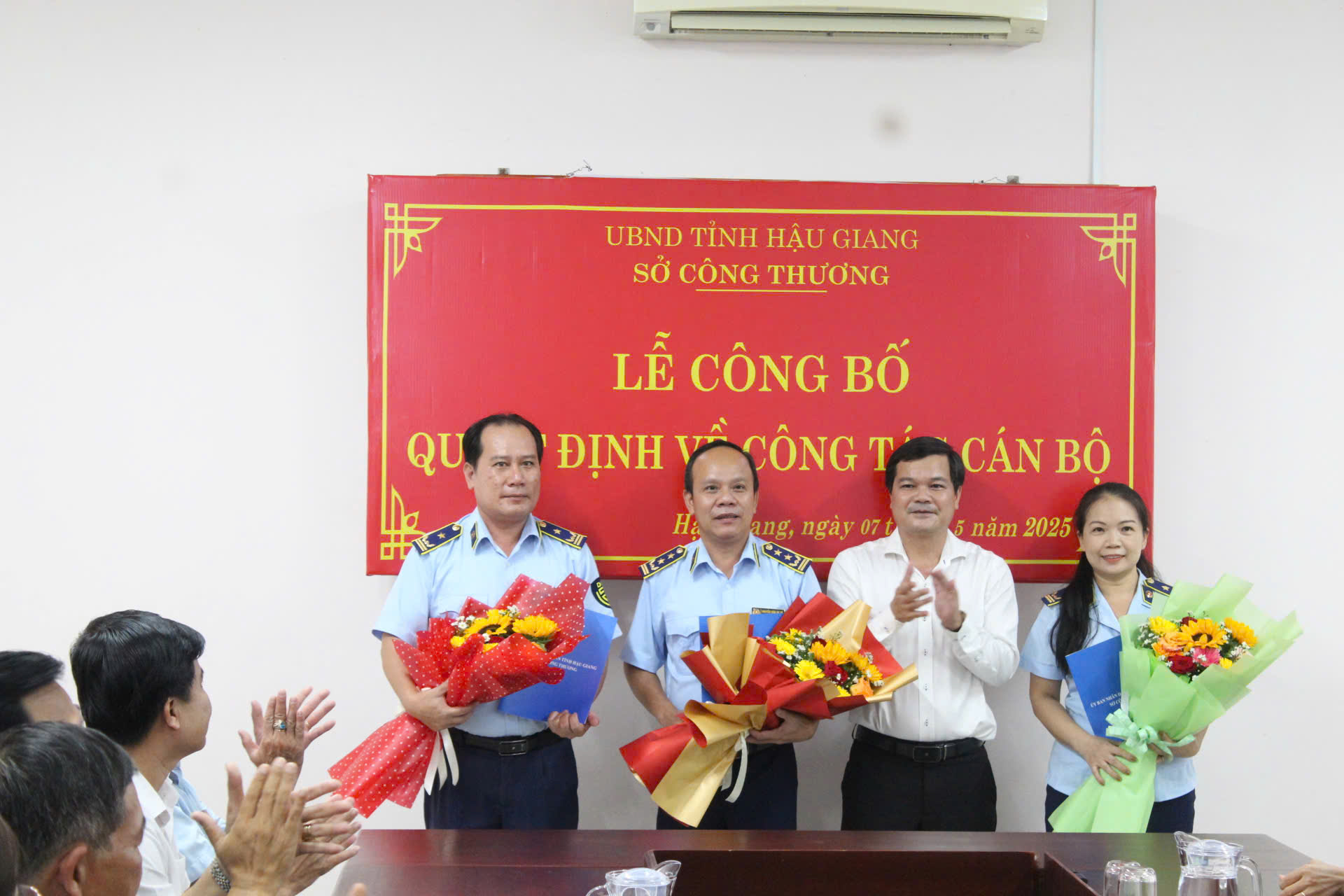 Công bố các Quyết định về công tác cán bộ của Chi cục QLTT tỉnh Hậu Giang