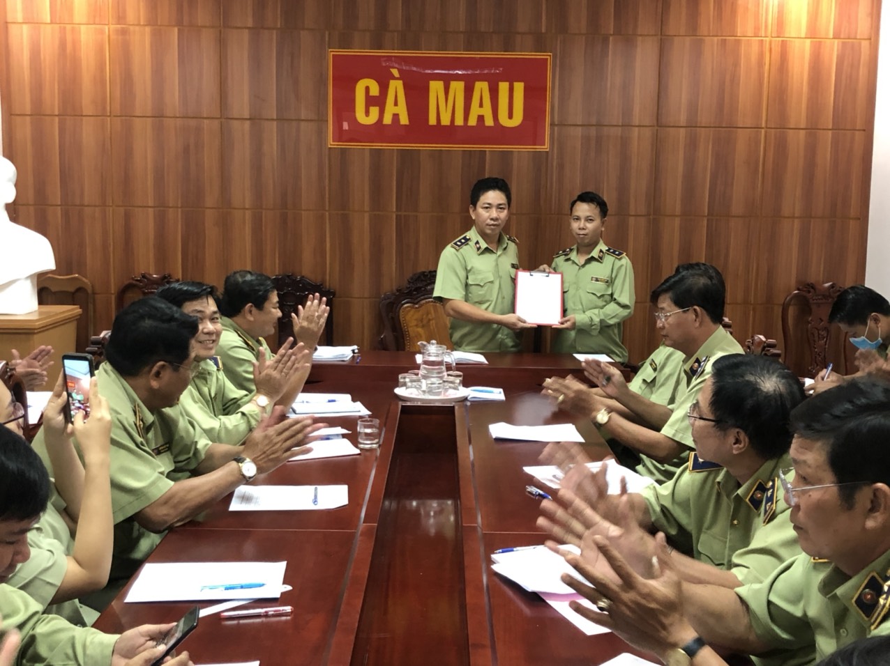 Đ/c Huỳnh Long, ĐUV, Bí thư Chi 1 trao quyết định công nhận đảng viên chính thức cho đ/c Phan Quốc Đạt