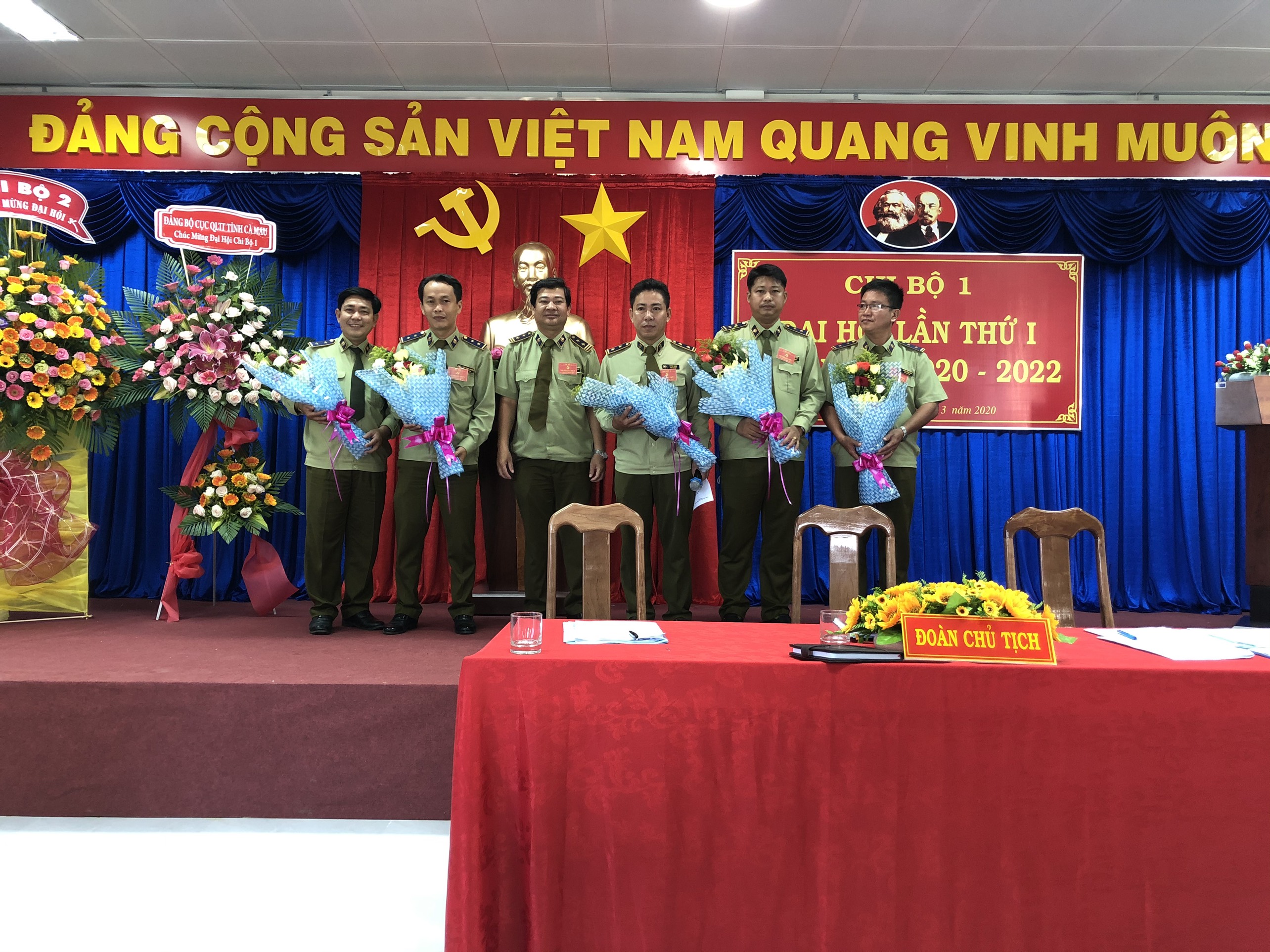 Ban Chấp hành khóa mới ra mắt Đại hội Chi bộ 1
