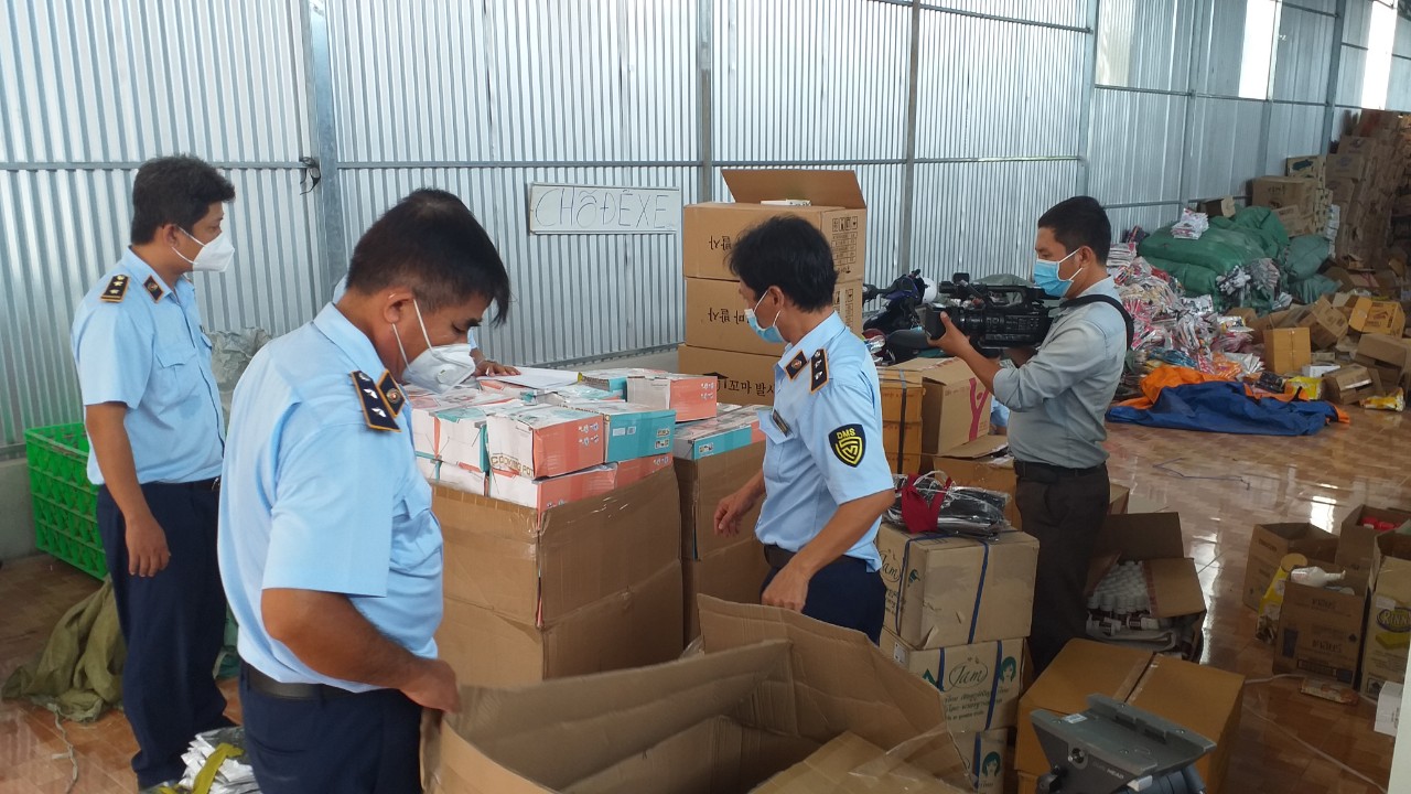 Cục Quản lý thị trường tỉnh Tây Ninh kiểm tra kho bán hàng ...