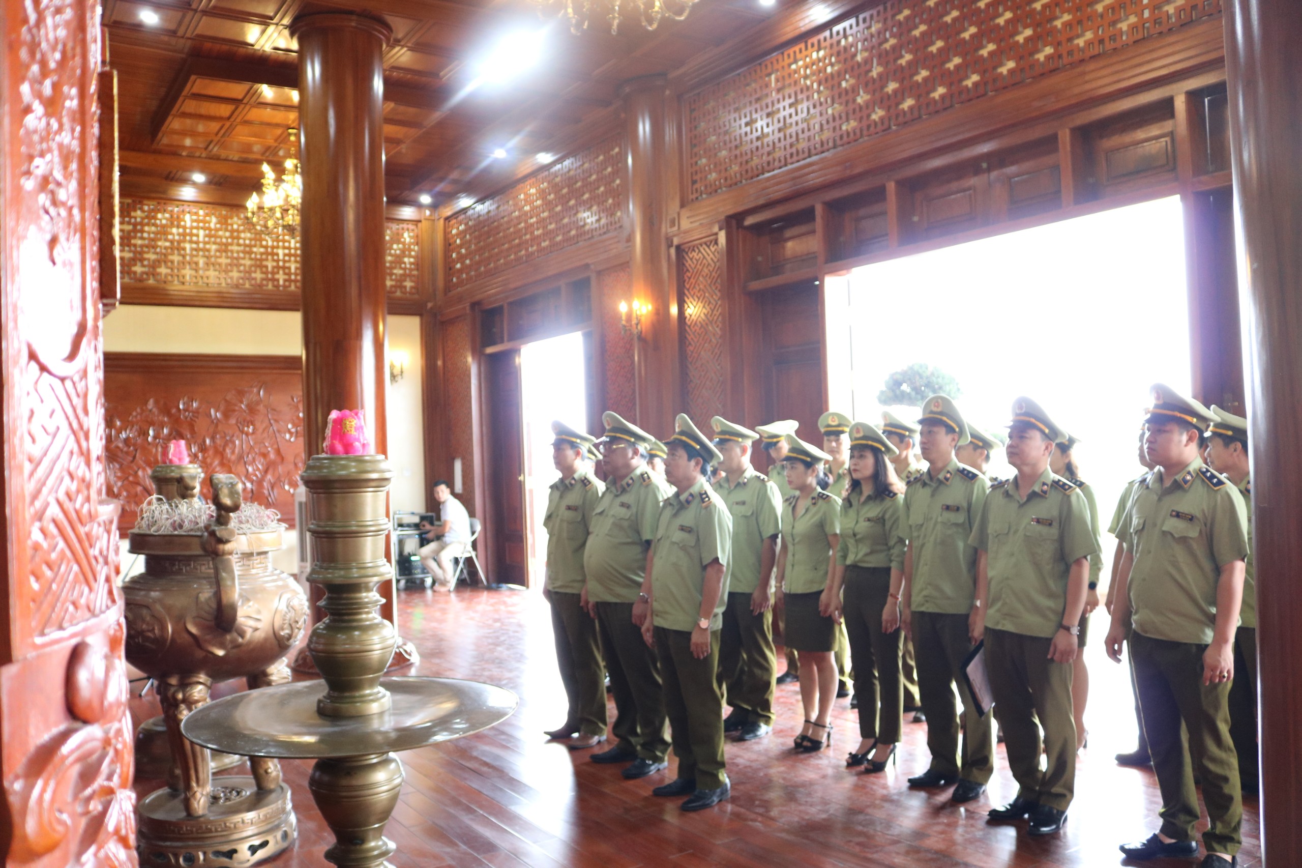 Các Đại biểu thực hiện ghi lễ chào cờ