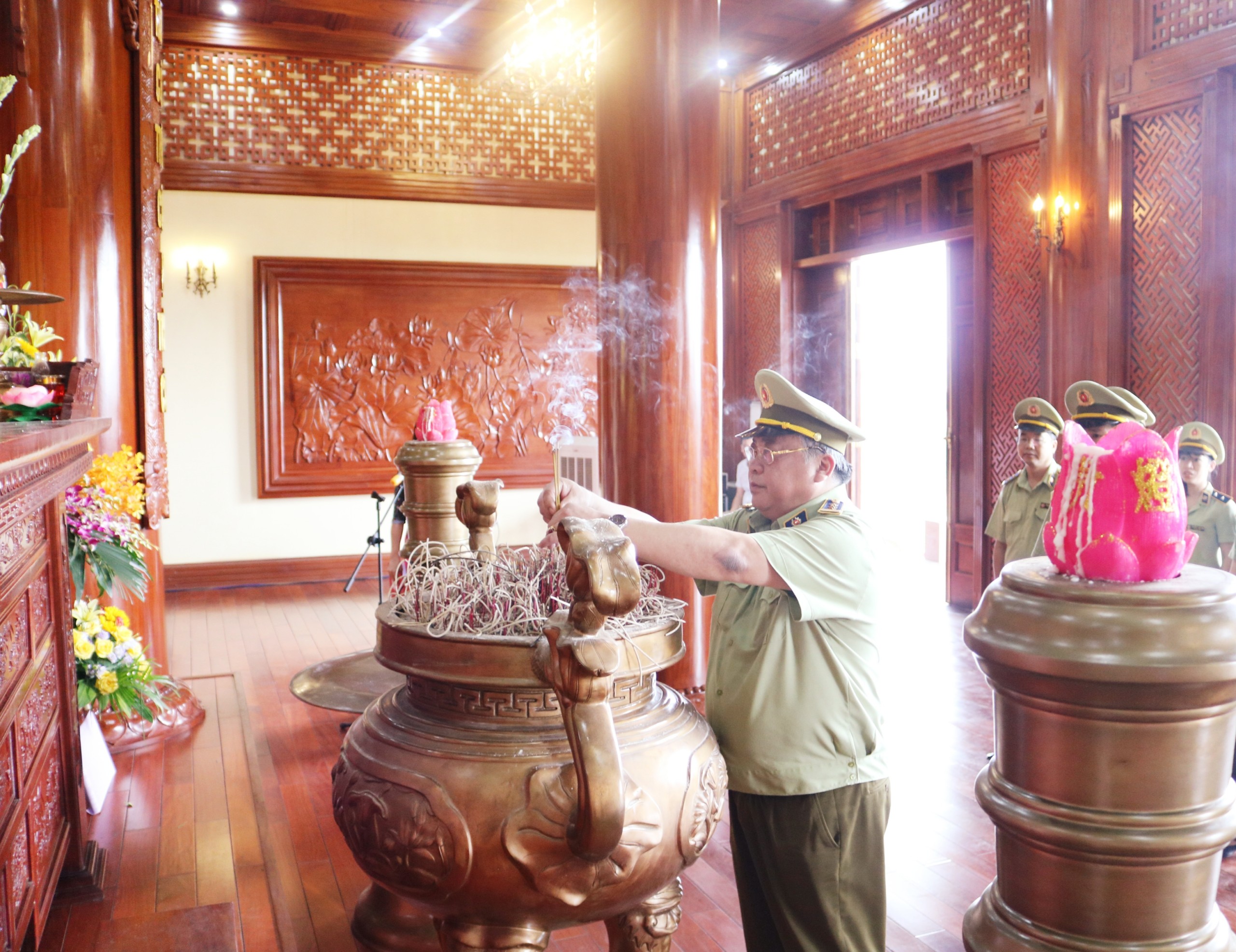 Tại buổi Lễ, các đại biểu đã thành kính dâng hương tưởng nhớ đến công ơn to lớn của Chủ tịch Hồ Chí Minh.