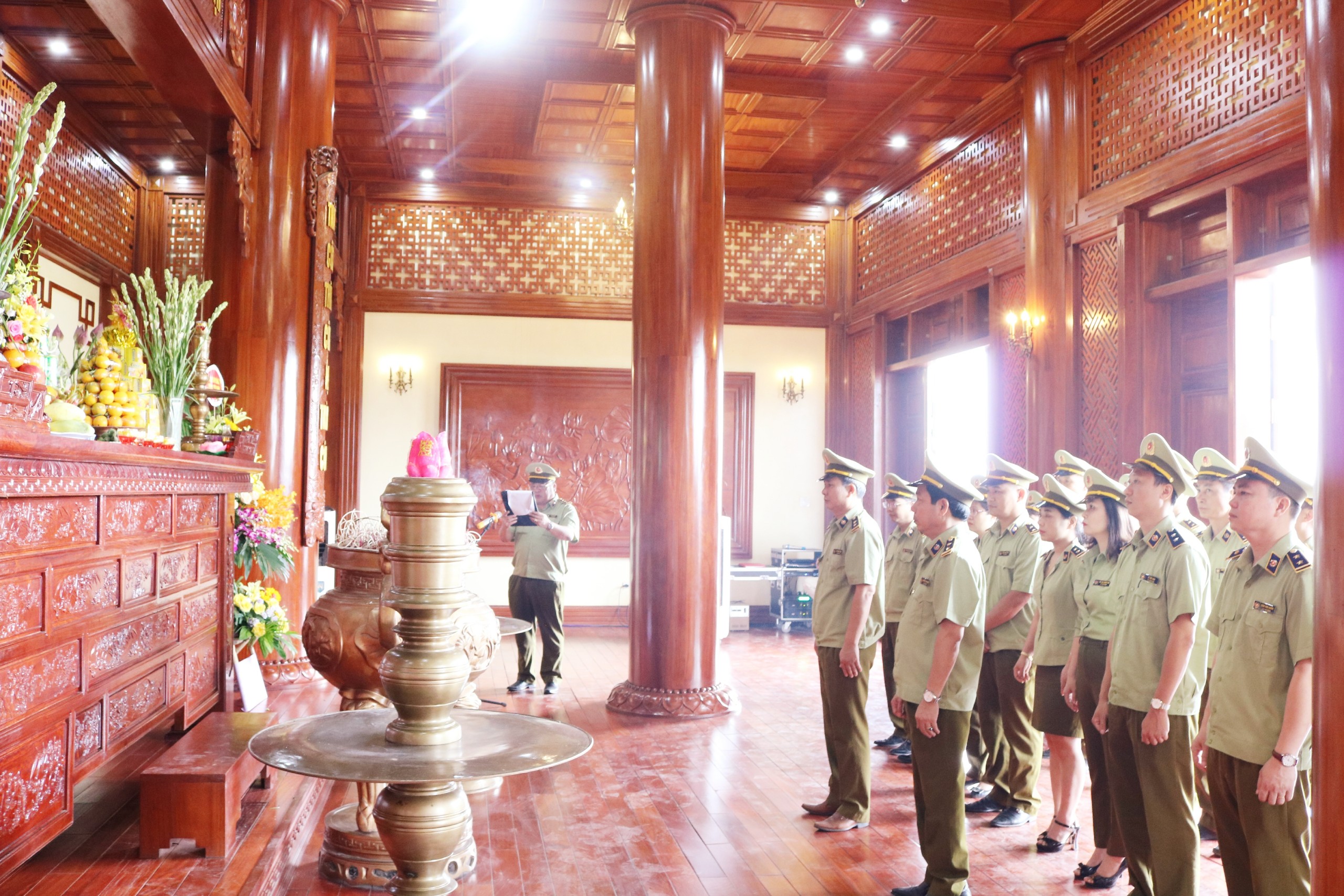 Lãnh đạo cục QLTT báo công Chủ tịch Hồ Chí Minh về những kết quả đã đạt được