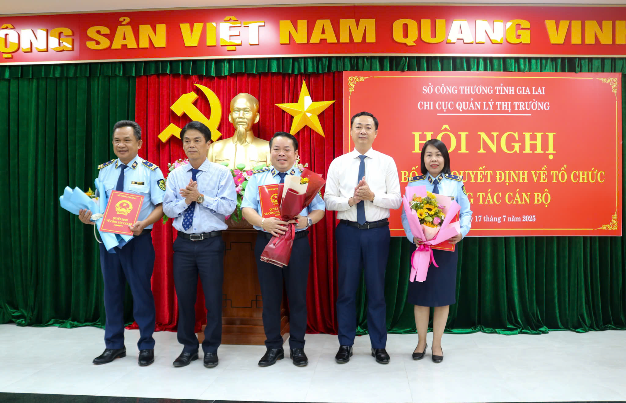 Lãnh đạo Sở Công Thương tỉnh Gia Lai trao quyết định bổ nhiệm lãnh đạo Chi cục Quản lý thị trường